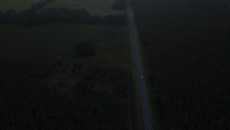 Vuelo-De-Drones-Sobre-Una-Carretera-Rural-En-Florida