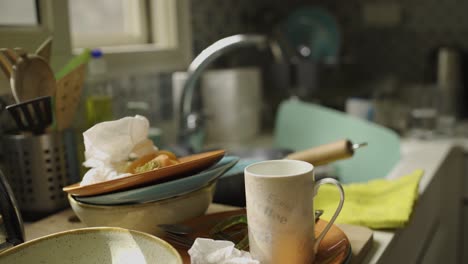 Slow-pan-over-a-sink-full-of-dirty-dishes-in-the-kitchen