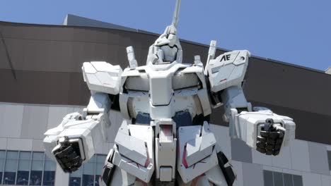03.-Mai-2018,-Tokio,-Japan---Eine-Lebensgroße-Einhorn-Gundam-Statue,-Die-Außerhalb-Der-Odaiba-Diver-City-Tokyo-Plaza-Ausgestellt-Ist