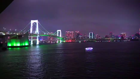 Vista-Nocturna-Desde-El-Puente-Del-Arco-Iris-Odaiba-Japón
