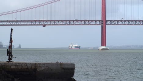 Lissabon-Brücke-Mit-Einem-Fischerdock-Und-Einem-Boot-Auf-Dem-Rahmen