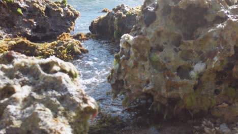 Kombination-Aus-Felsen,-Meer-Und-Wasser