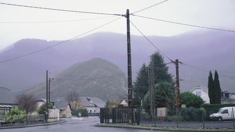 Schwenk-über-Eine-Straße-In-Einem-Französischen-Gemeindedorf-In-Den-Pyrenäen