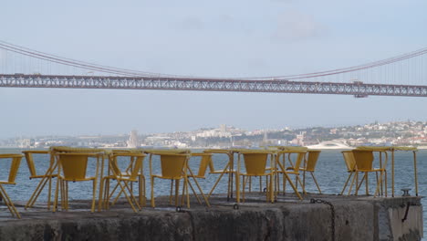 Restaurant-über-Dem-Fluss-Tejo-In-Portugal
