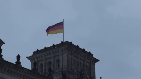 Deutsche-Flagge-Auf-Dem-Dach-Des-Gebäudes