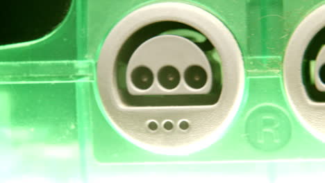 Puertos-Del-Controlador-En-La-Consola-Verde-Nintendo-64-Con-Luz-Debajo-Deslizada-Hacia-La-Izquierda