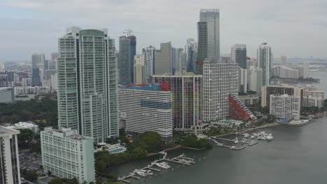 Erweiterte-Luftaufnahme-Mehrerer-Gebäude-In-Der-Innenstadt-Von-Miami,-Von-Rechts-Nach-Links-Bewegt
