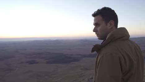 Mann-Steht-Auf-Einem-Berggipfel-Und-Blickt-Auf-Die-Wüste