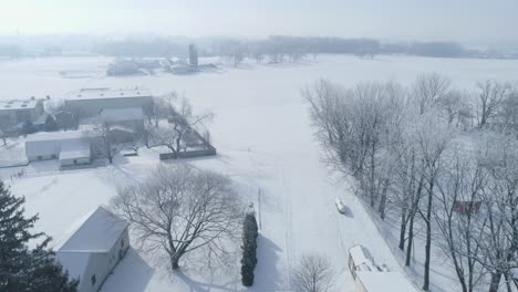 Luftaufnahme-Des-Sonnenaufgangs-Am-Frühen-Morgen-Nach-Einem-Schneefall-In-Der-Amischen-Landschaft-Als-Senn-By-S-Drone