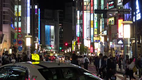 Massenwanderung-über-Das-Berühmte-Shibuya-In-Tokio-Japan