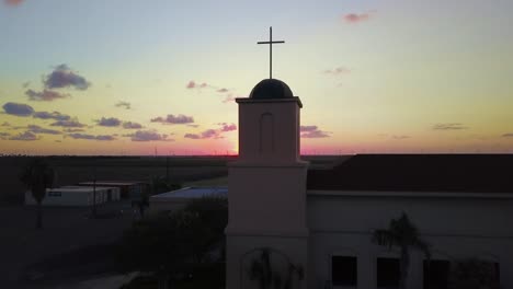 Kirchturm-Mit-Einem-Wunderschönen-Texanischen-Sonnenuntergang