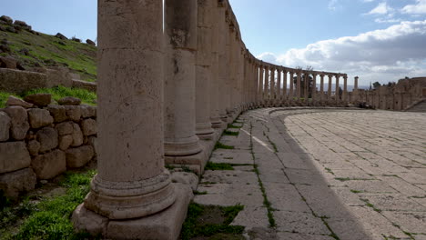 Eine-Reihe-Korinthischer-Steinsäulen-Im-Inneren-Des-Forum-Plaza-In-Römischen-Ruinen-In-Der-Jordanischen-Stadt-Jerash