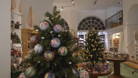 Innenraum-Eines-Traditionellen-Bayerischen-Spielzeugladens,-Dekoriert-Mit-Weihnachtlichen-Und-Festlichen-Gegenständen