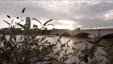 Blick-Auf-London-Bei-Sonnenuntergang-Mit-Einem-Doppeldeckerbus,-Der-Auf-Der-Brücke-Fährt