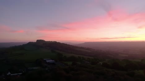 Luftroter-Sonnenuntergang-über-Den-Herrlichen-Grünen-Hügeln-Und-Feldern-Von-Devon,-England