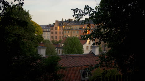 Versteckt-Mit-Blick-über-Gebäude-In-Vitaberg-Stockholm