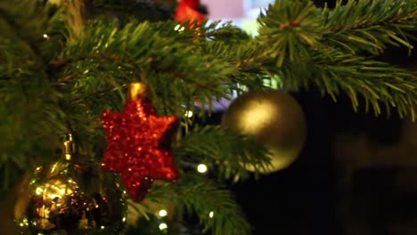 Adornos-Navideños-Y-Decoraciones-En-Un-árbol-De-Navidad-En-Los-Mercados-Navideños