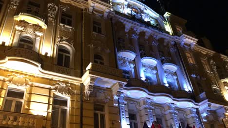 Herrlicher-Nachtblick-Auf-Prächtige-Architektur-Und-Aristokratische-Europäische-Gebäude-In-Der-Tschechischen-Republik