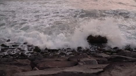 Waves-crashing-on-rock-during-sunset,-Miraflores,-Lima,-Perú-SLOW-MOTION