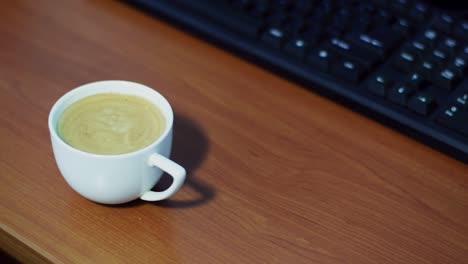 Eine-Tasse-Kaffee-In-Einer-Weißen-Tasse-Auf-Holzhintergrund