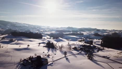 Maravilloso-Vuelo-Sobre-Campos-Nevados-Y-Colinas-En-Suiza-Durante-El-Invierno