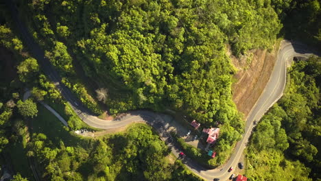 Coches-Circulando-Por-Una-Carretera-Sinuosa-En-Un-Valle-Tropical-En-Costa-Rica