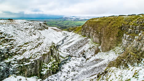 Mirando-Hacia-Mousegill-Como-Se-Acerca-Una-Lluvia-De-Nieve-En-La-Parte-Superior-De-Eden-Valley-En-Cumbria,-Reino-Unido