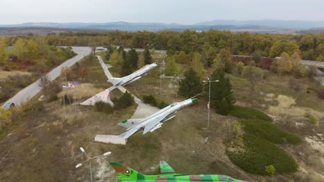 Luftschwenkaufnahmen-Von-Militärflugzeugen-Im-Freien-Museumsausstellung