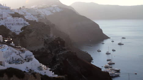 Blick-Auf-Das-Dorf-Oia,-Das-An-Den-Klippen-Der-Meereslandschaft-Von-Santorin-Hängt