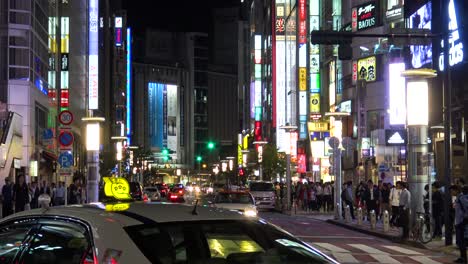 Autos-Fahren-Am-Berühmten-Shibuya-In-Tokio,-Japan-Vorbei