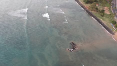 Dji-Drohne-Luftaufnahme-Der-Brandung-Vor-Der-Küste-Von-Kihei-Maui-Hawaii-Später-Am-Tag