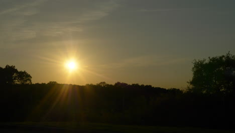 Ein-Wunderschöner-Sonnenuntergang-Im-Texanischen-Hügelland,-Der-Die-Hügel-Davor-Als-Silhouette-Darstellt