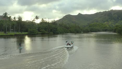 4k-Luftdrohne-über-Urlaubern-Am-Fluss-Im-üppigen-Hawaiianischen-Tal