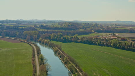 Drohnenschuss-über-Dem-Fluss-Valeggio-Sul-Mincio,-Mantua,-Italien