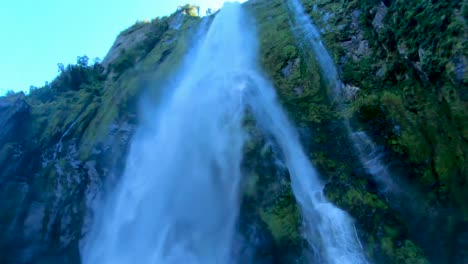 Erleben-Sie-Wunderschöne-Wasserfälle-Aus-Nächster-Nähe,-Während-Sie-Durch-Den-Milford-Sound-In-Neuseeland-Fahren