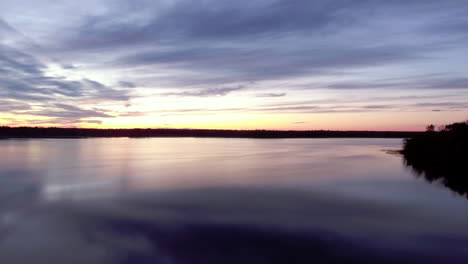 Antenne-über-Dem-Wunderschönen-See-Bei-Sonnenuntergang