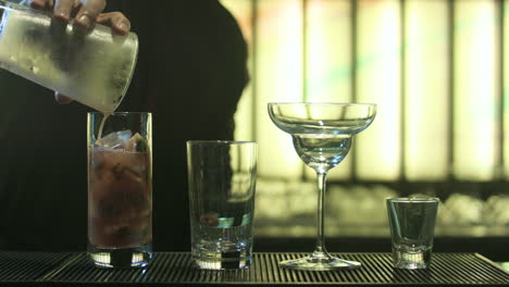 Barkeeper-Gießt-Margarita-Und-Sprite-In-Ein-Glas