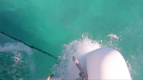 Segelboot-Fährt-Schnell-Auf-Grünem-Wasser-In-Der-Karibik