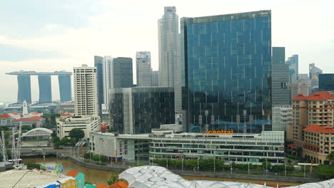 Singapur-–-Ca.-Zeitraffer-Schwenkaufnahme-Des-Zentralen-Finanzviertels-Von-Singapur-Mit-Dem-Marina-Bay-Sands-Hotel-Und-Berühmten-Sehenswürdigkeiten-Im-Bild,-Aufnahme-Bei-Tageslicht