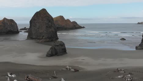 Aerial-of-stunning-landscape-of-an-undeveloped-wild-Oregon-beach