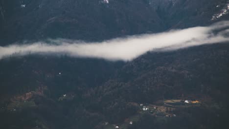 Zeitraffer-Einer-Niedrigen-Nebelwolke-Im-Alpinen-Waldtal