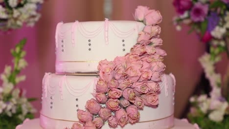 wedding-cake-and-roses