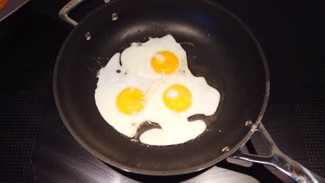Freír-Tres-Huevos-Fritos-En-Una-Sartén