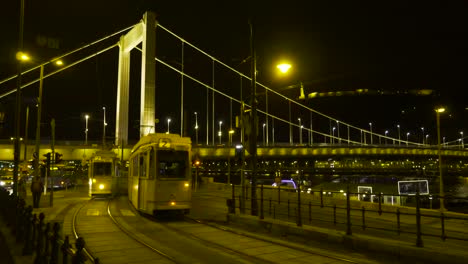 Straßenbahnnummer-Und-Erzsébet-Brücke-Im-Hintergrund,-Schnelle-Vorlauf-Nachtaufnahme