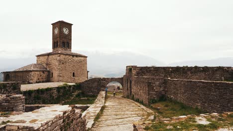 Ciudad-De-Gjirokaster-En-Albania,-Lugares-Cinematográficos---Sitio-Del-Patrimonio-Mundial-De-La-Unesco-En-4k