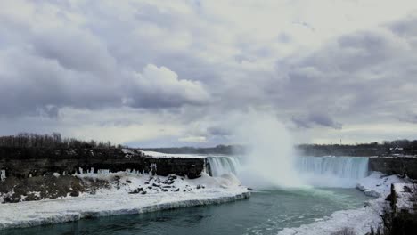 Winter-Hyperlapse-An-Den-Niagarafällen-Mit-Wolken-Am-Himmel