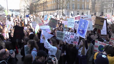 Reino-Unido-Febrero---Miles-De-Estudiantes-Con-Pancartas-Marchan-En-Una-Protesta-Por-El-Cambio-Climático