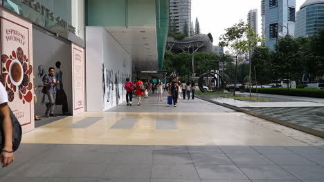 Singapur---Alrededor-Del-Lapso-De-Tiempo-Ocupado-De-Una-Acera-Llena-De-Gente-En-La-Ciudad-De-Singapur