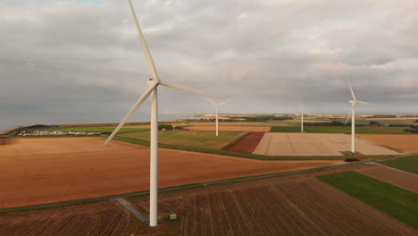 Windturbinen-Bei-Sonnenuntergang-Im-Südwesten-Der-Niederlande