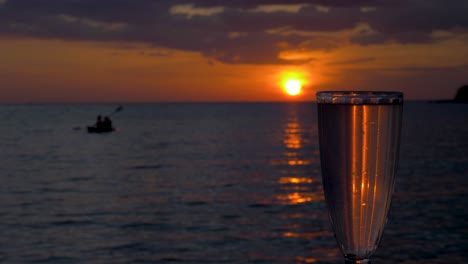 Ein-Cocktail-Bei-Sonnenuntergang-Mit-Einem-Kajak-Im-Meer